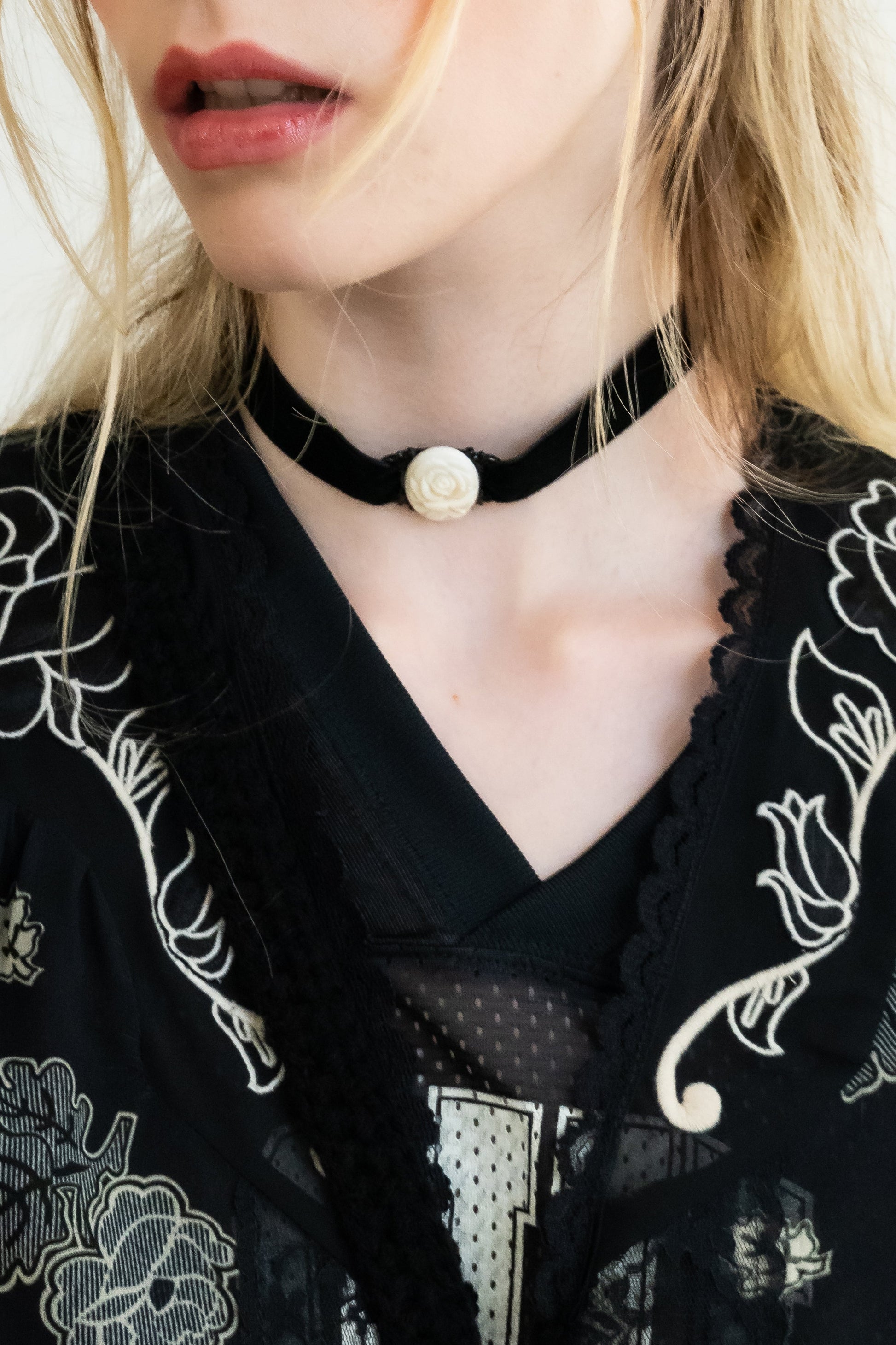 Anna Sui Oval Rose Choker - Ivory