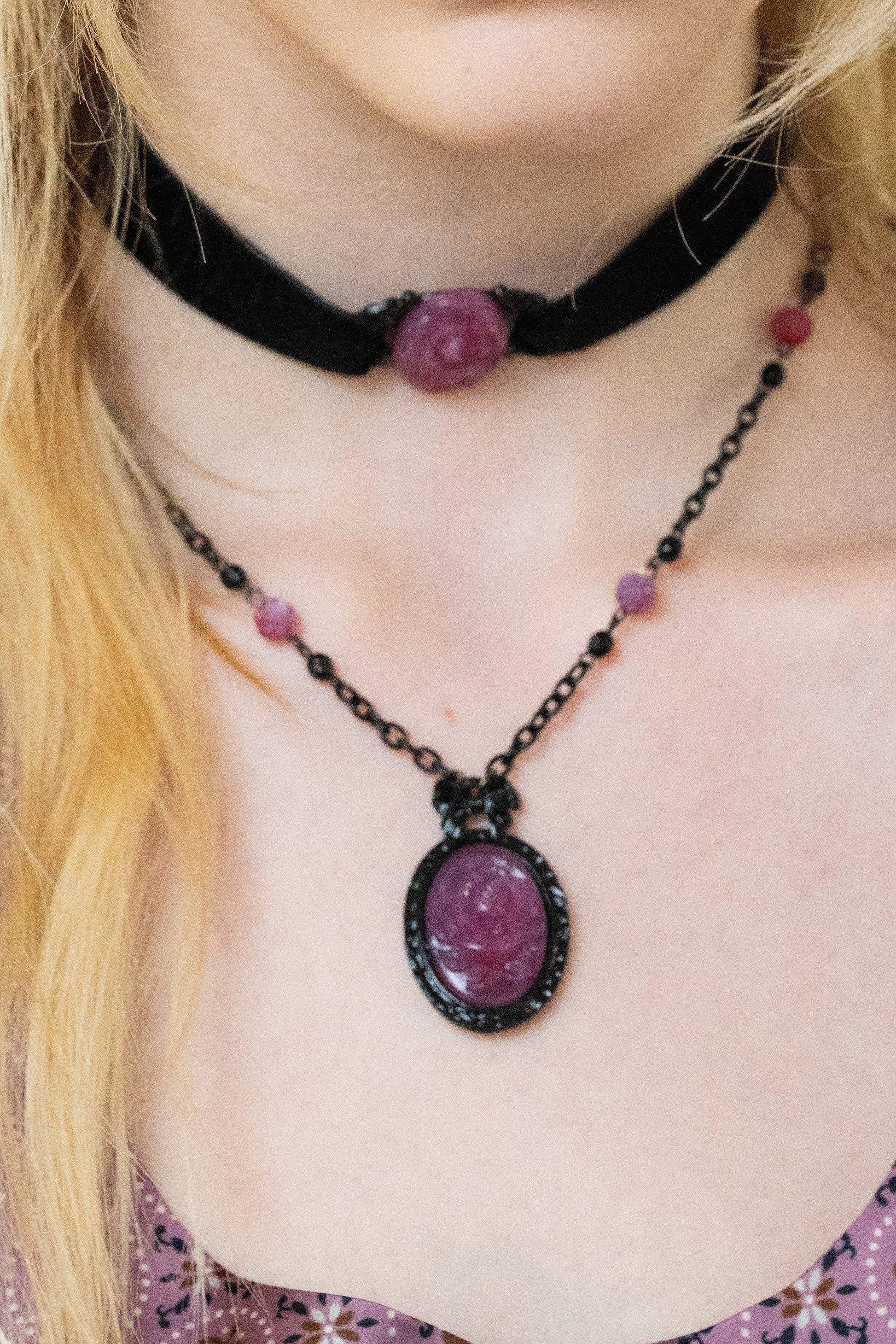 Anna Sui Carved Rose Victorian Frame Necklace - Dusty Rose