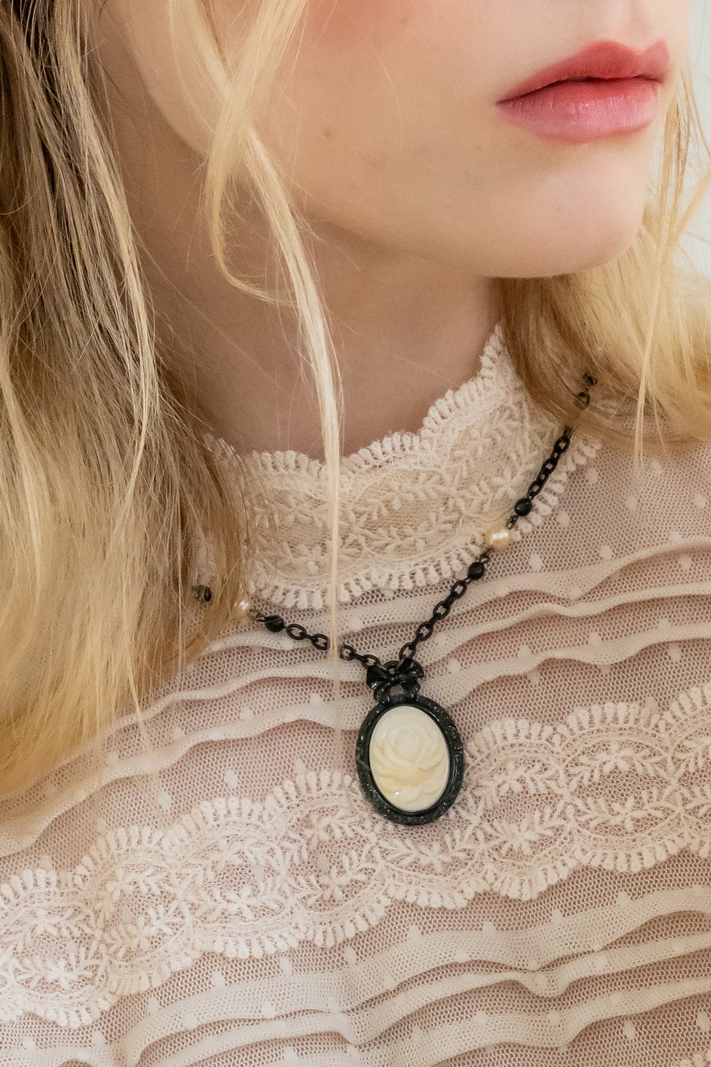 Anna Sui Carved Rose Victorian Frame Necklace - Ivory
