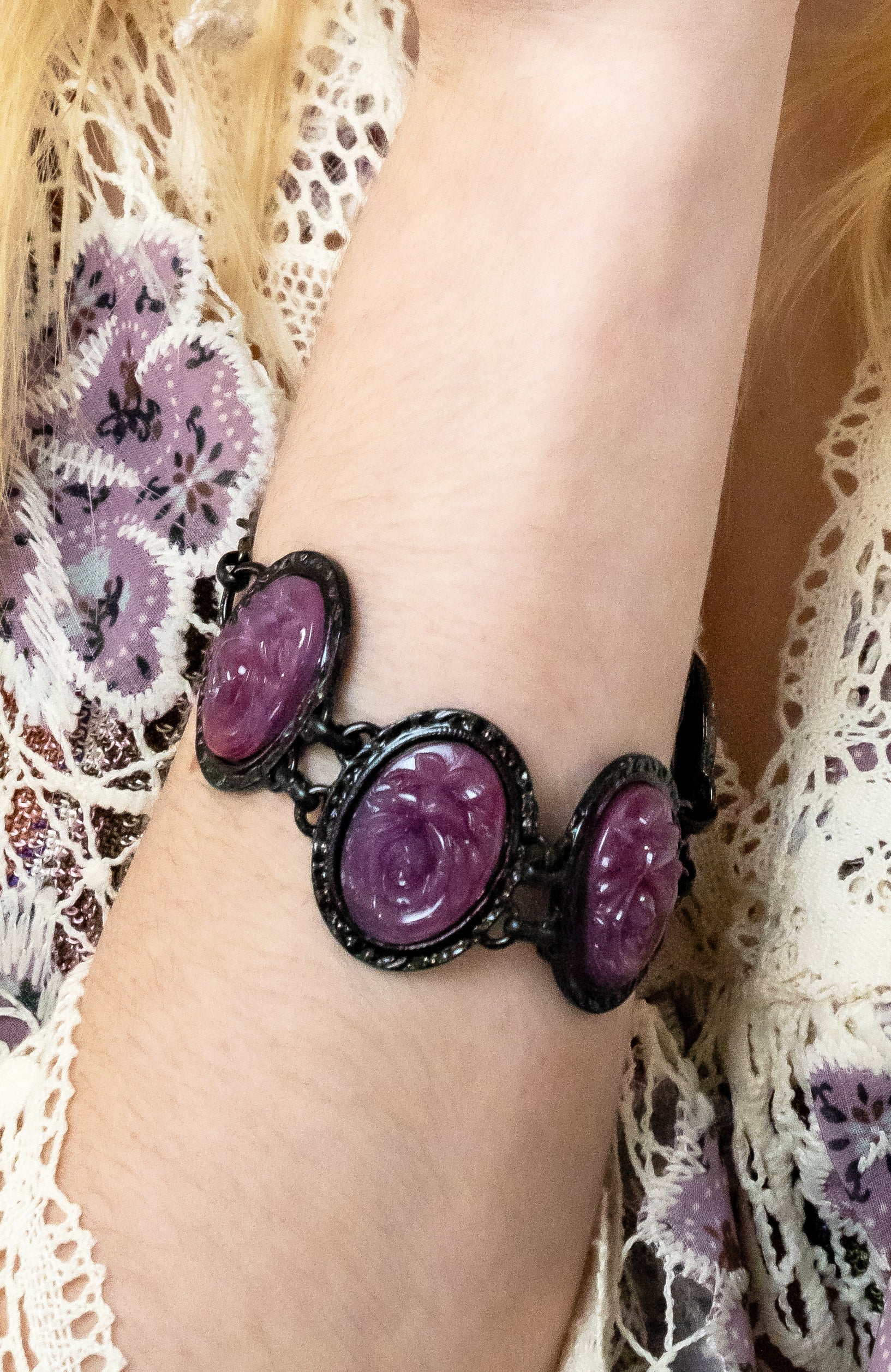Anna Sui Carved Rose Black Bracelet - Dusty Rose