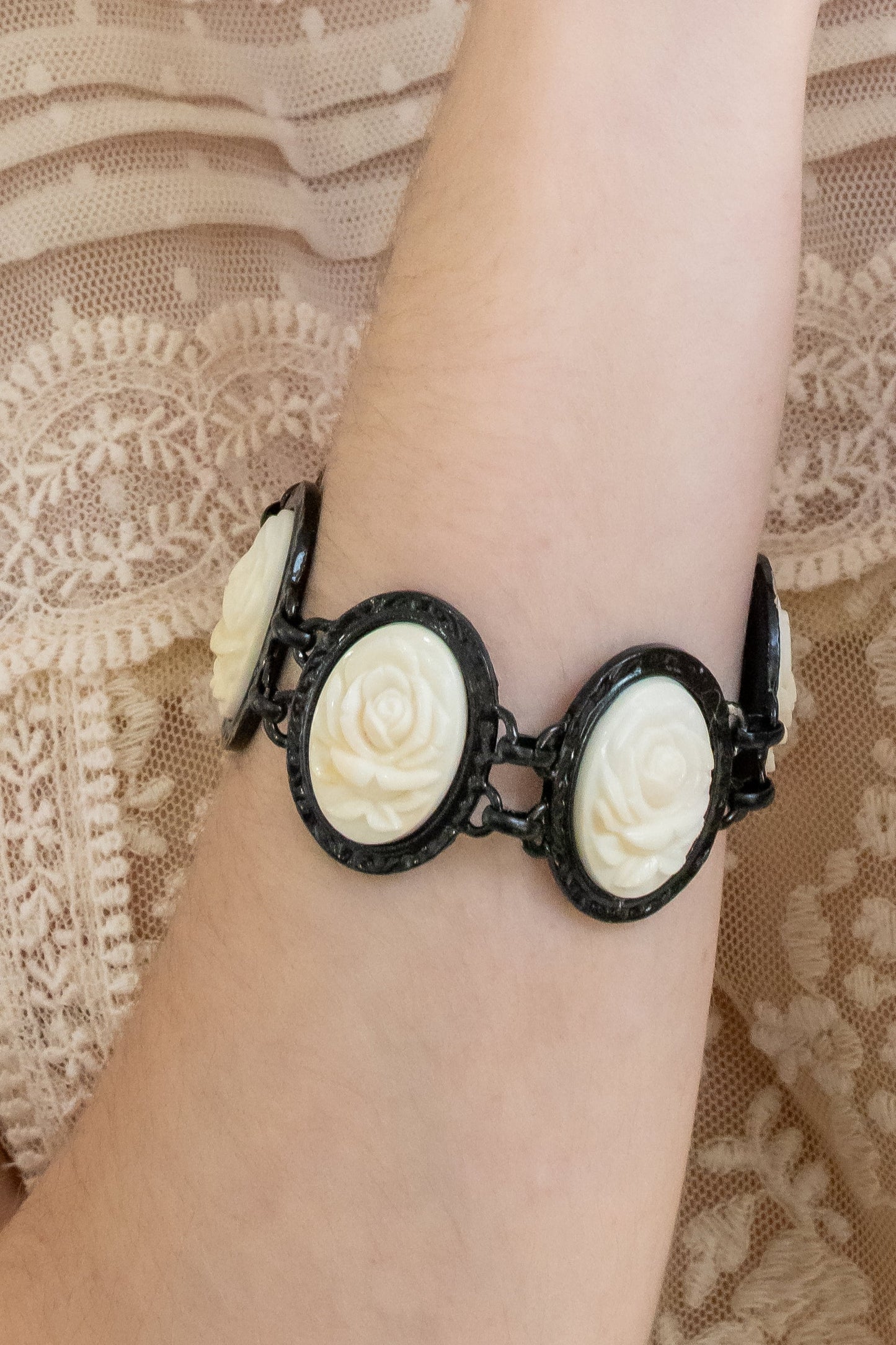Anna Sui Carved Rose Black Bracelet - Ivory